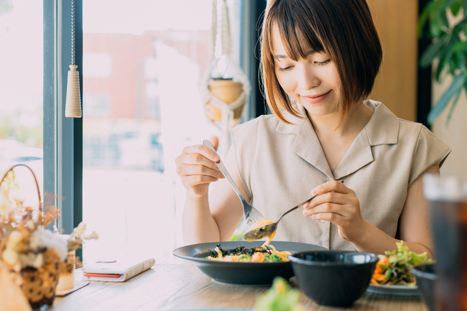 カフェで食事をする女性